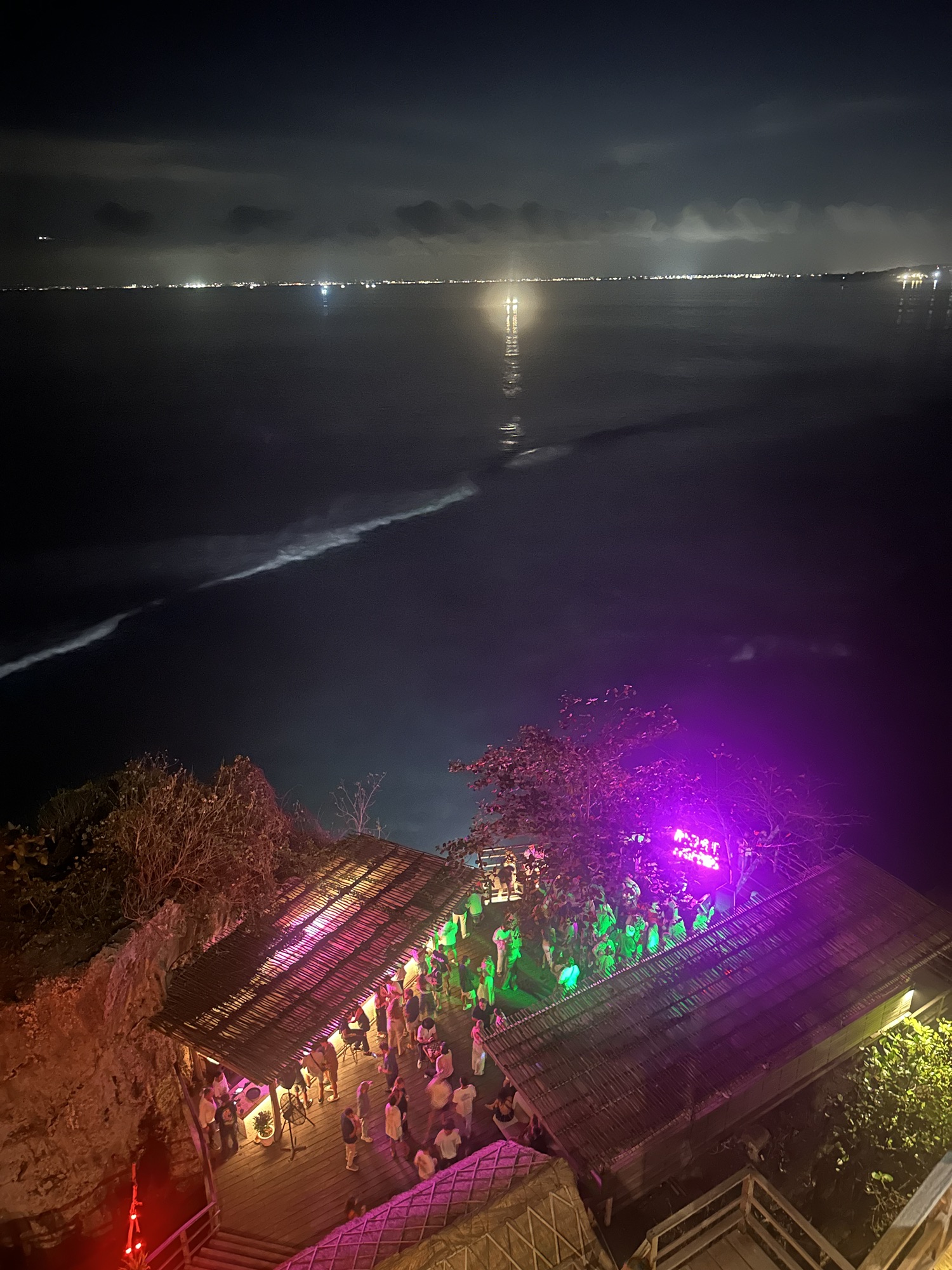 Wisatawan di kawasan Uluwatu Bali